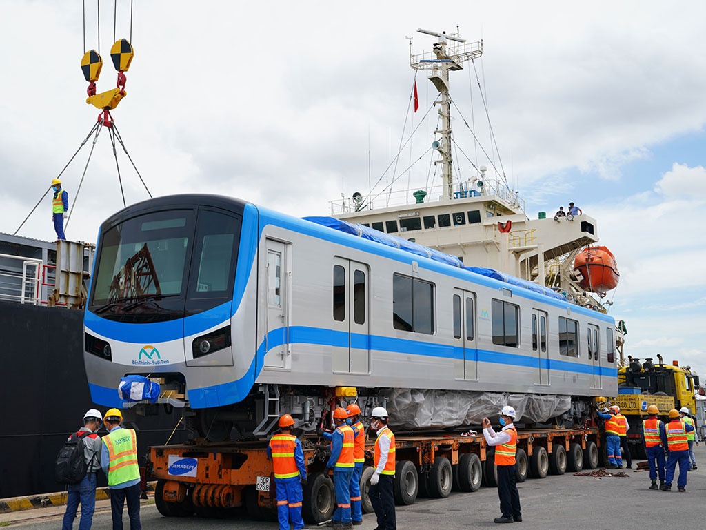 Thêm 2 tàu metro chuẩn bị cập cảng, TP.HCM tiếp tục tăng tốc ga Bến Thành
